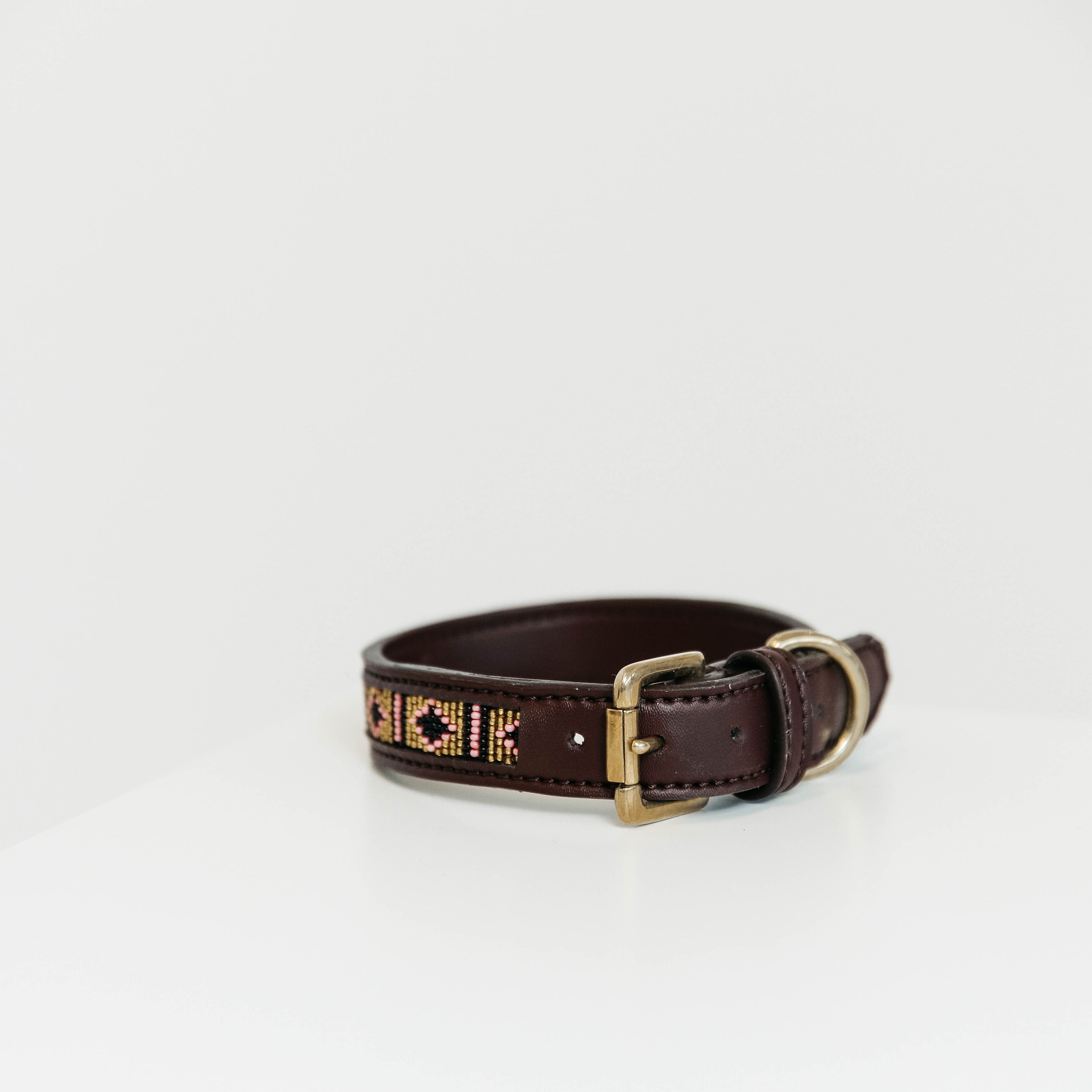  Braunes Halsband mit Perlen in gold 